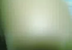 青少年的黑发乱搞在她毛茸茸的猫