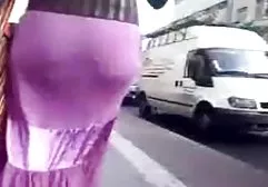 年轻（18岁）美女与纹身给了一个男人