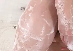 苗条的金发女郎，有着美丽的乳房