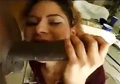 带着鞭子的女孩
