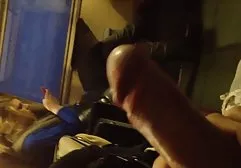 莱利害羞在沙发上