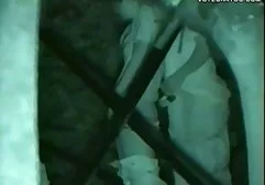 在网络摄像头前炫耀