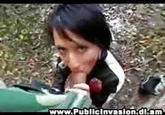 摆在为照相机的成熟阿姨