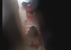 在石油战斗漂亮的女孩