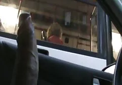 赤脚践踏和拖鞋