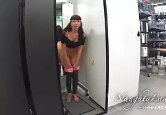Lea Tyron在床上