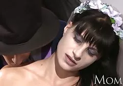 金发女郎扎着辫子