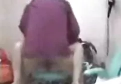 丰满的Ksenia在厨房里