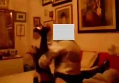 儿子和继父卡住了母亲