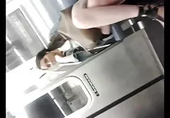 丰满的金发女郎满足两个人在工作