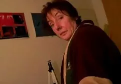 女同性恋者在壁炉旁玩耍