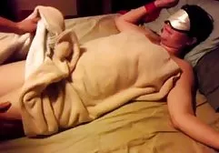 在海滩的性感的时装模特儿