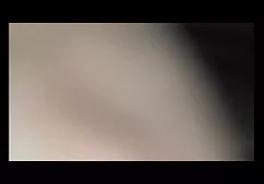 一个女孩表明她的喉咙有多深（HOME）