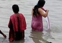 很可爱的漂亮女孩cums在浴室里
