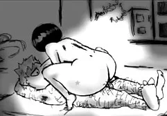 在沙发上的金发女郎