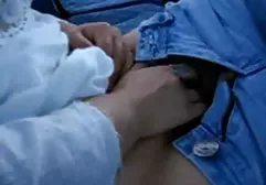 蹲在一个大kukan上一个苗条的黑发