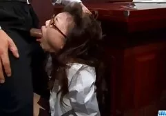 他妈的是一个苗条的女孩，口中有一个美丽的高潮