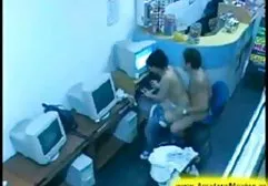 这个女孩喜欢非常大的玩具