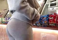 两个女同性恋和一个熟睡的男人