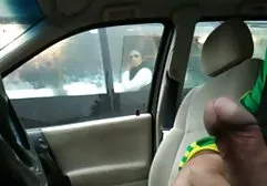 可爱的女朋友在床上玩得开心