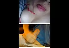 女孩在相机上工作