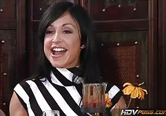 来自罗斯托夫的阿丽娜，赤身裸体地站在镜头前